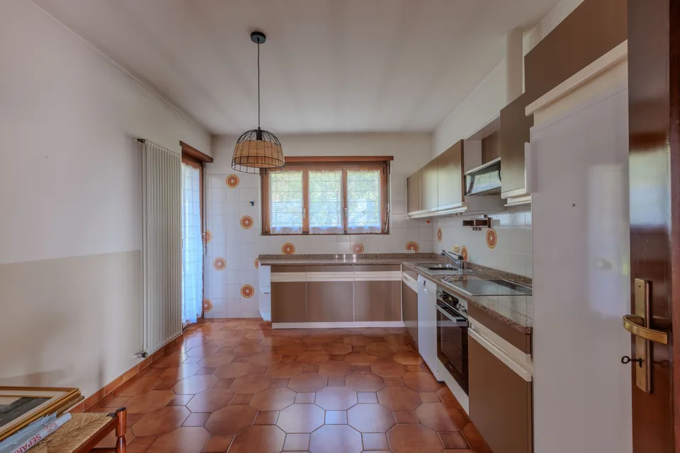 VILLA MIT 6,5 ZIMMERN, GROSSER GARTEN UND PRIVATSPHÄRE IN CORTEGLIA – Foto 6 von 11