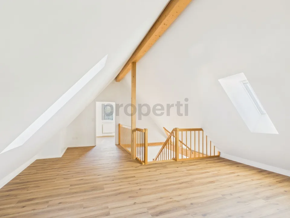 Mansarda con fascino di soffitta, travi in legno e molta privacy a Feuerthalen – foto 5 di 11