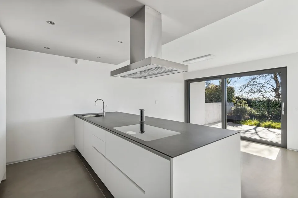 Villa contemporaine avec deux jardins et vue panoramique – photo 6 sur 10