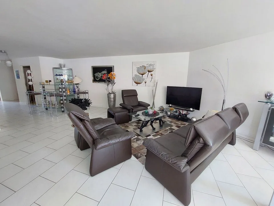 160 m² Wohnung mit einer großzügigen Terrasse von 28 m², einer Garage und einem Außenparkplatz. – Foto 3 von 12
