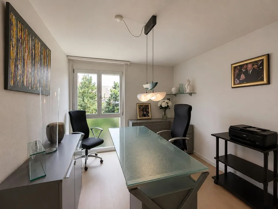 160 m² Wohnung mit einer großzügigen Terrasse von 28 m², einer Garage und einem Außenparkplatz. – Foto 6 von 12