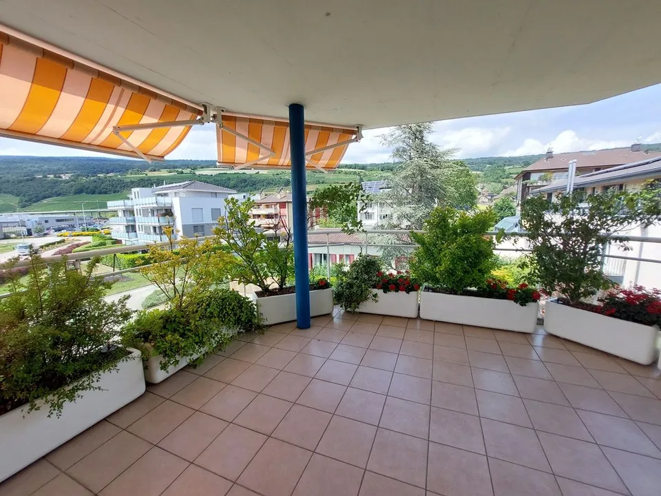 160 m² Wohnung mit einer großzügigen Terrasse von 28 m², einer Garage und einem Außenparkplatz. – Foto 2 von 12