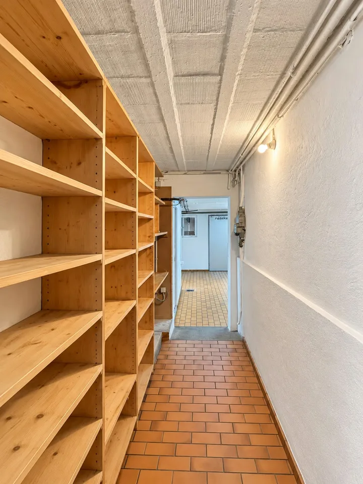 Espace de vente charmant avec tradition et potentiel à Oberrieden – photo 10 sur 13