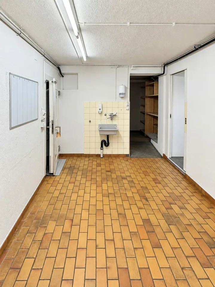 Espace de vente charmant avec tradition et potentiel à Oberrieden – photo 8 sur 13