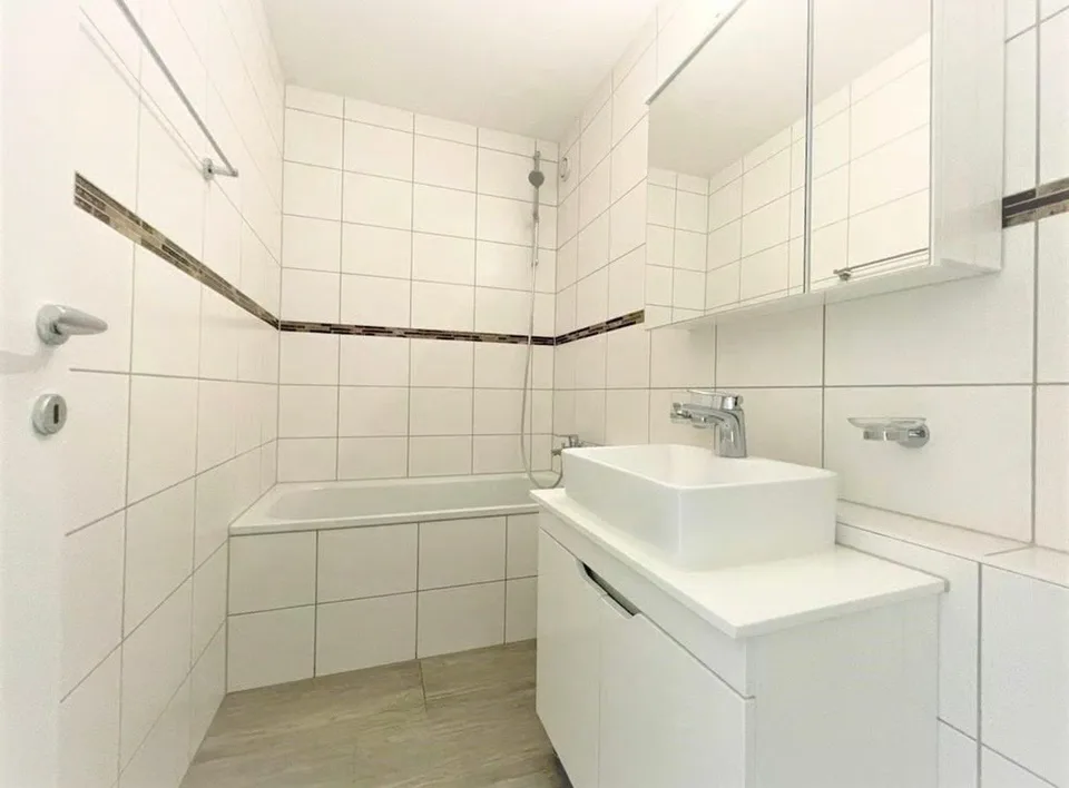 Grosszügige 4.5-Zimmer-Wohnung mit Balkon im 7. OG – Foto 7 von 8