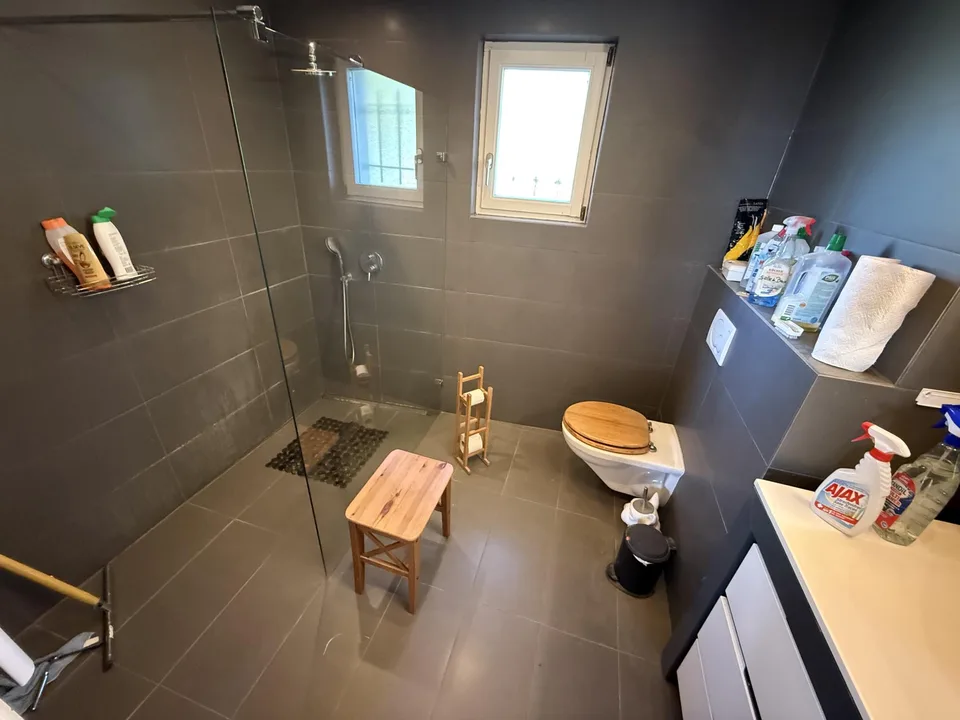 La Coudre: 5,5 renovierte Zimmer mit großer Terrasse und freiem Blick – Foto 6 von 10