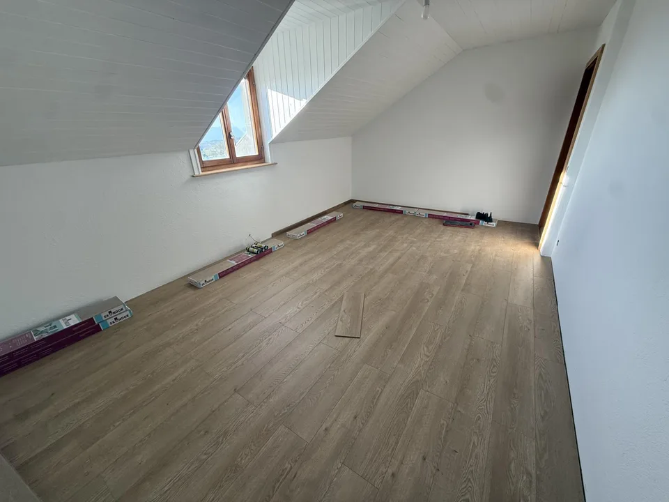 La Coudre: 5,5 renovierte Zimmer mit großer Terrasse und freiem Blick – Foto 4 von 10