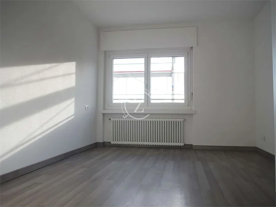 Elegante 3,5-Zimmer-Penthouse mit Panoramablick und Gemeinschaftspool – Foto 8 von 13