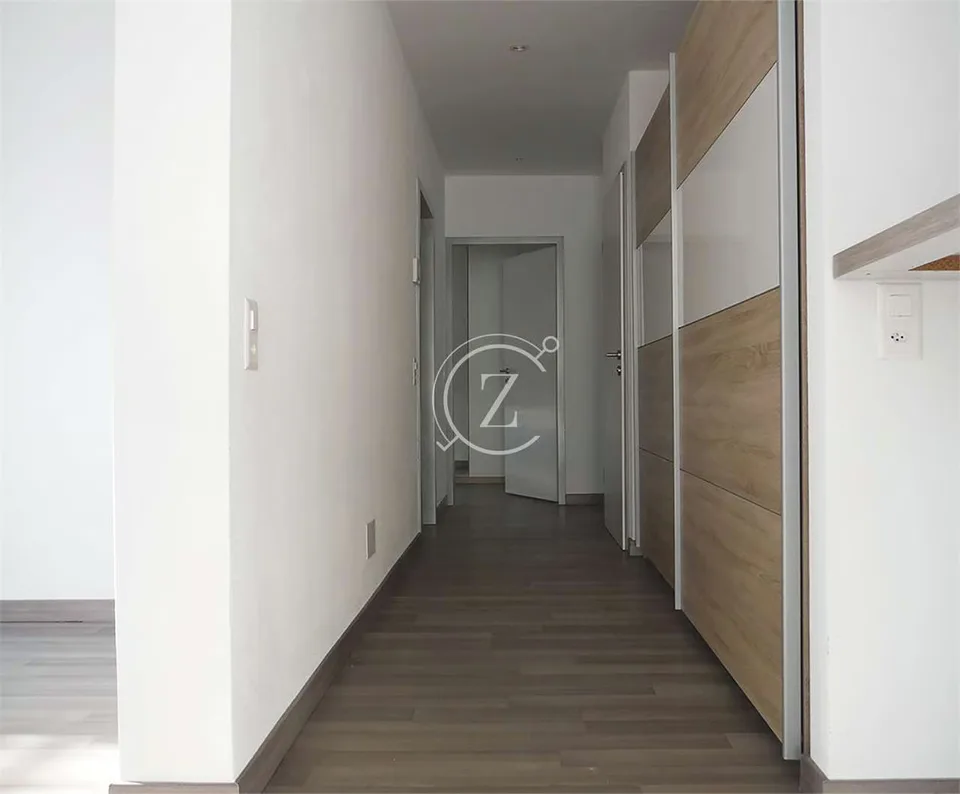 Elegante 3,5-Zimmer-Penthouse mit Panoramablick und Gemeinschaftspool – Foto 4 von 13