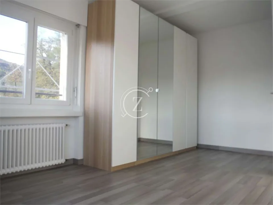 Elegante 3,5-Zimmer-Penthouse mit Panoramablick und Gemeinschaftspool – Foto 11 von 13