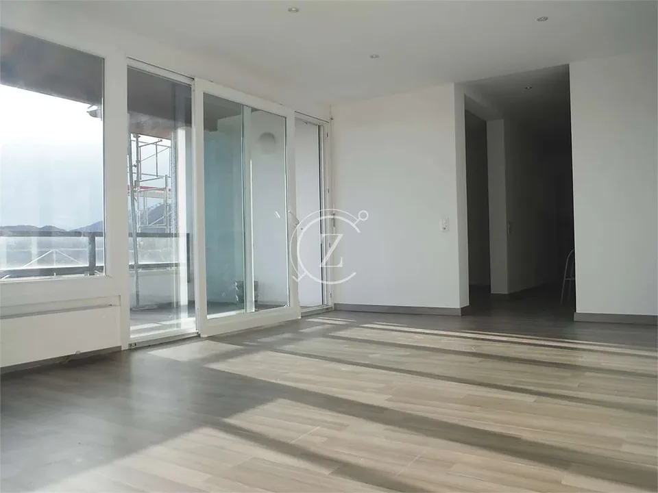 Elegante 3,5-Zimmer-Penthouse mit Panoramablick und Gemeinschaftspool – Foto 7 von 13