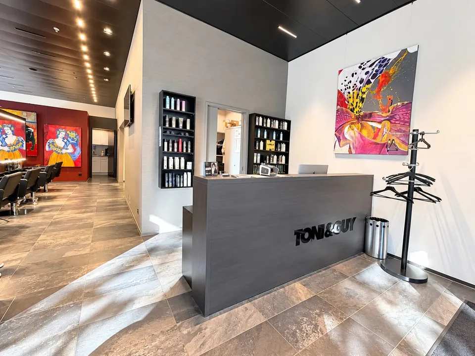 Salone di parrucchieri pronto per l'occupazione con attrezzature di alta qualità a Zug – foto 4 di 10