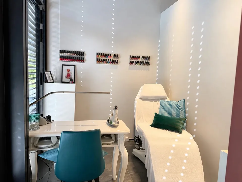 Salone di parrucchieri pronto per l'occupazione con attrezzature di alta qualità a Zug – foto 8 di 10