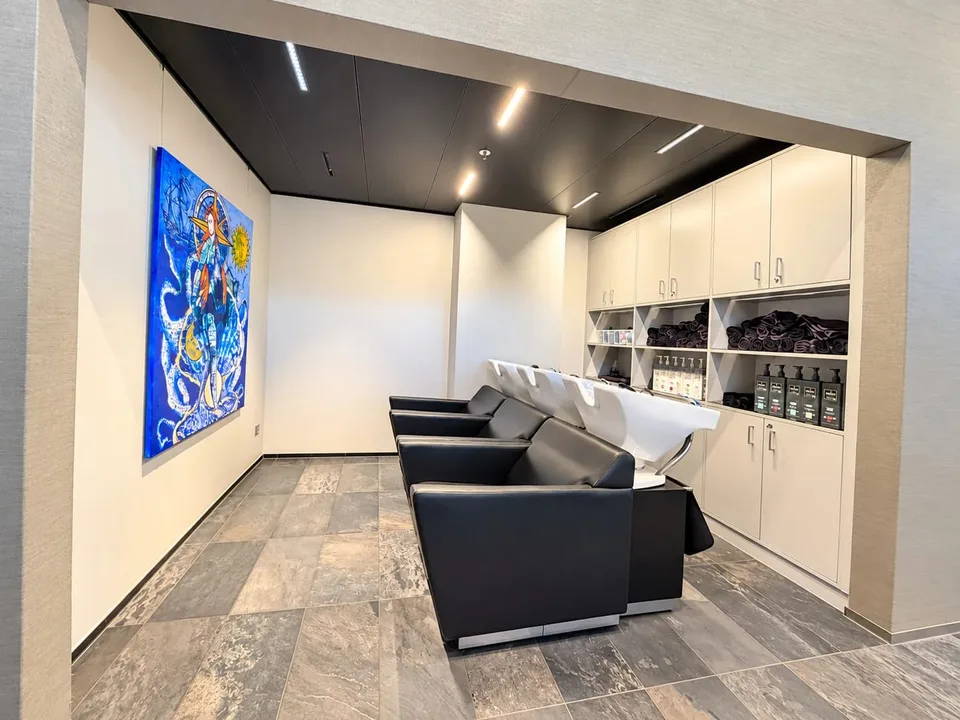 Salone di parrucchieri pronto per l'occupazione con attrezzature di alta qualità a Zug – foto 6 di 10
