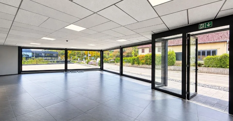 Gewerbliche Räumlichkeiten von 221,5 m² zu vermieten - strategische Lage in Porrentruy – Foto 3 von 12
