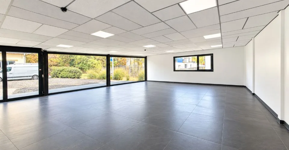 Gewerbliche Räumlichkeiten von 221,5 m² zu vermieten - strategische Lage in Porrentruy – Foto 4 von 12