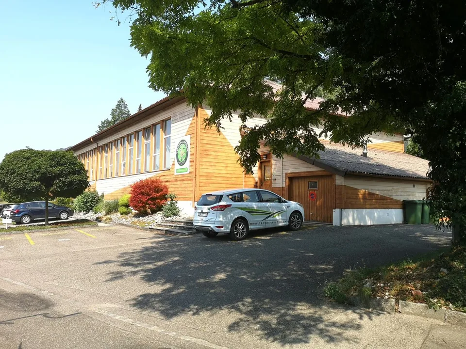Complesso sportivo dedicato al tennis, con terreno edificabile riservato – foto 3 di 17