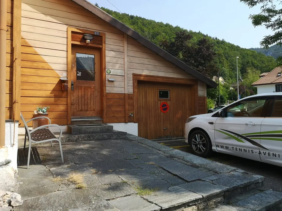 Complesso sportivo dedicato al tennis, con terreno edificabile riservato – foto 5 di 17