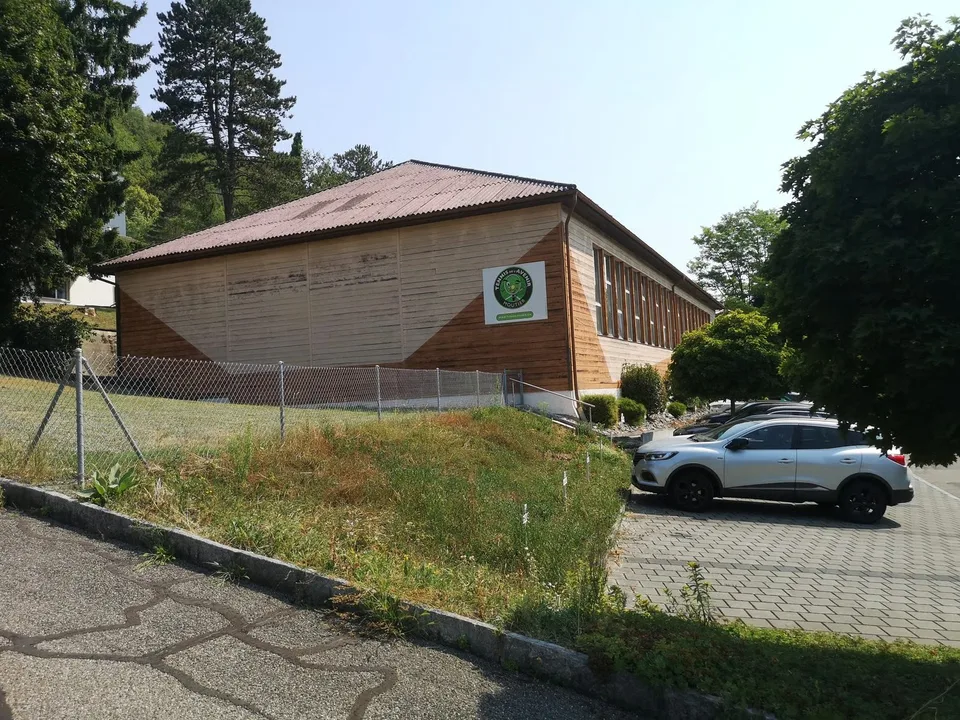 Complesso sportivo dedicato al tennis, con terreno edificabile riservato – foto 2 di 17