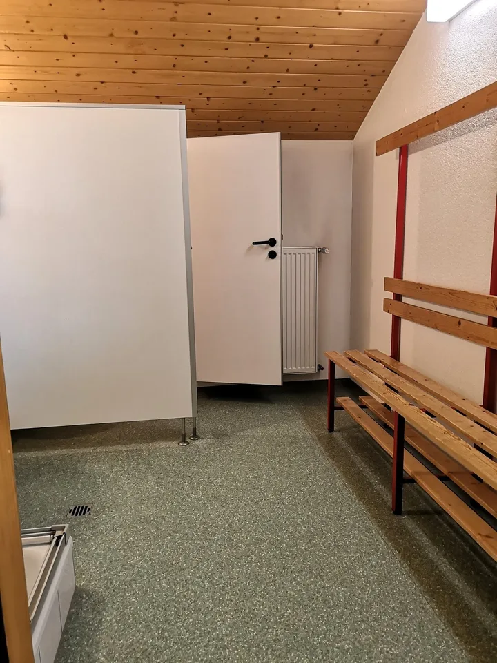 Complesso sportivo dedicato al tennis, con terreno edificabile riservato – foto 12 di 17