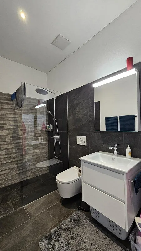 Moderne 4.5-Zi.-Eigentumswohnung in familienfreundlicher Überbauung – Foto 11 von 16