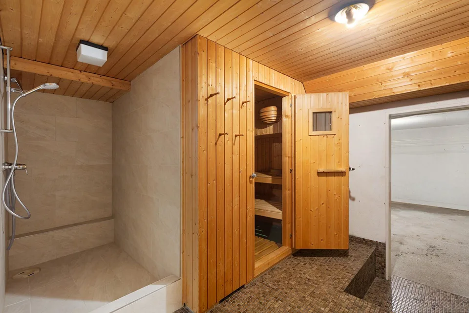Wohnen auf drei Ebenen: Attraktives 6.5-Zimmer-Mittelhaus mit Sauna – Foto 14 von 16