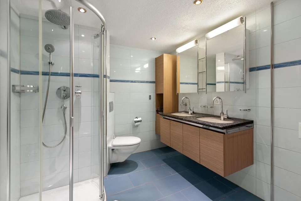 Wohnen auf drei Ebenen: Attraktives 6.5-Zimmer-Mittelhaus mit Sauna – Foto 11 von 16