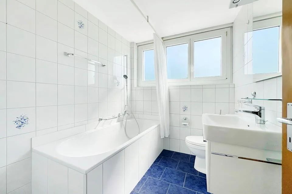 Zweifamilienhaus mit Pool und traumhaftem Garten an der Worble – Foto 7 von 13
