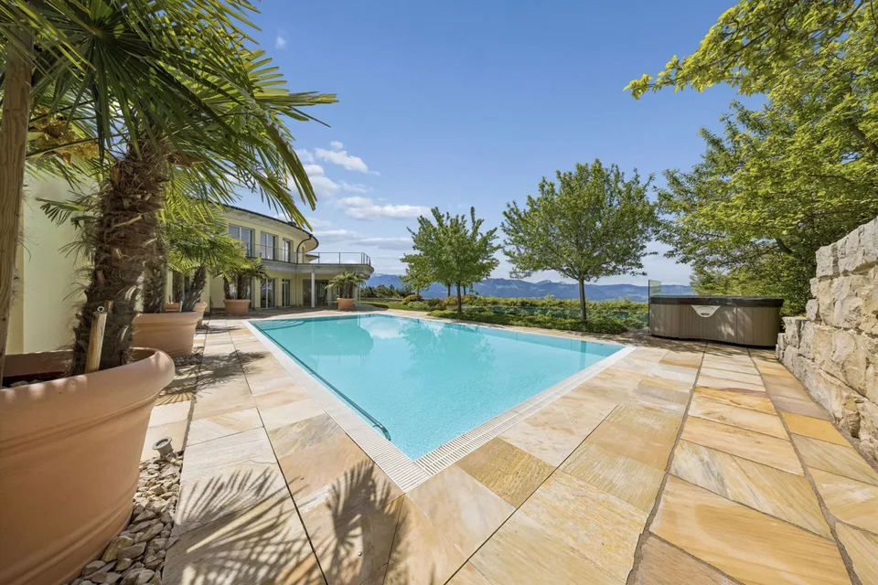 Exclusive villa with panoramic views and private spa resort above Lake Zurich – photo 2 of 7