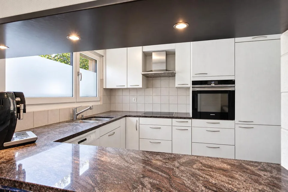 Maison jumelée de 4,5 pièces avec jardin et deux ateliers chauffés – photo 2 sur 9