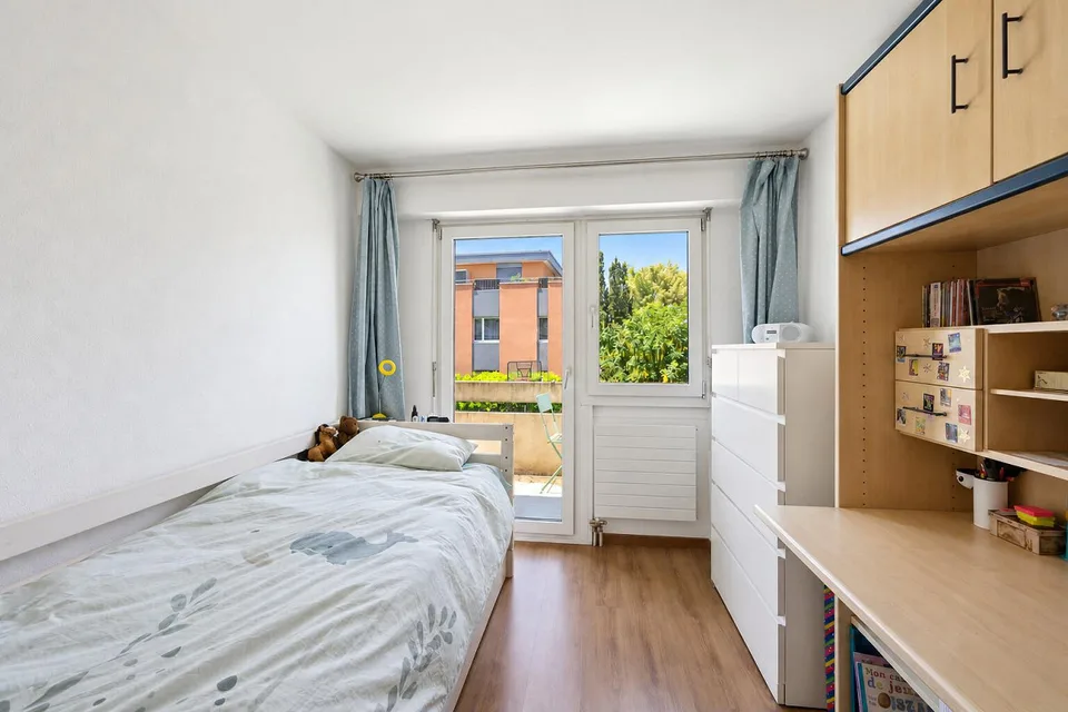 Maison jumelée de 4,5 pièces avec jardin et deux ateliers chauffés – photo 6 sur 9
