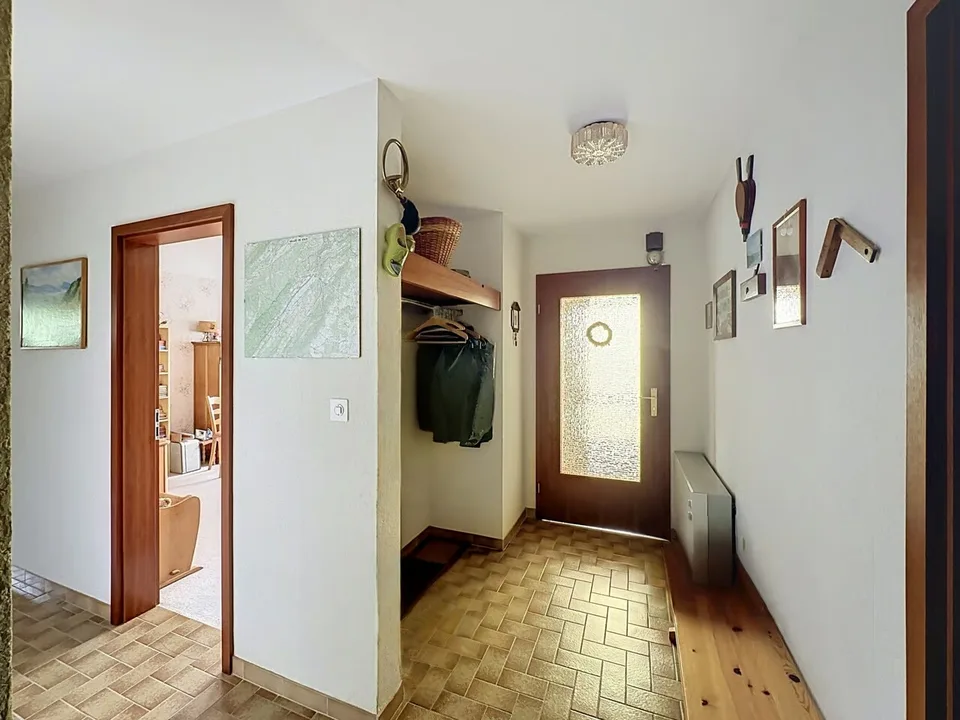 Einzelvilla, bemerkenswertes Potenzial in Wohngegend – Foto 2 von 13