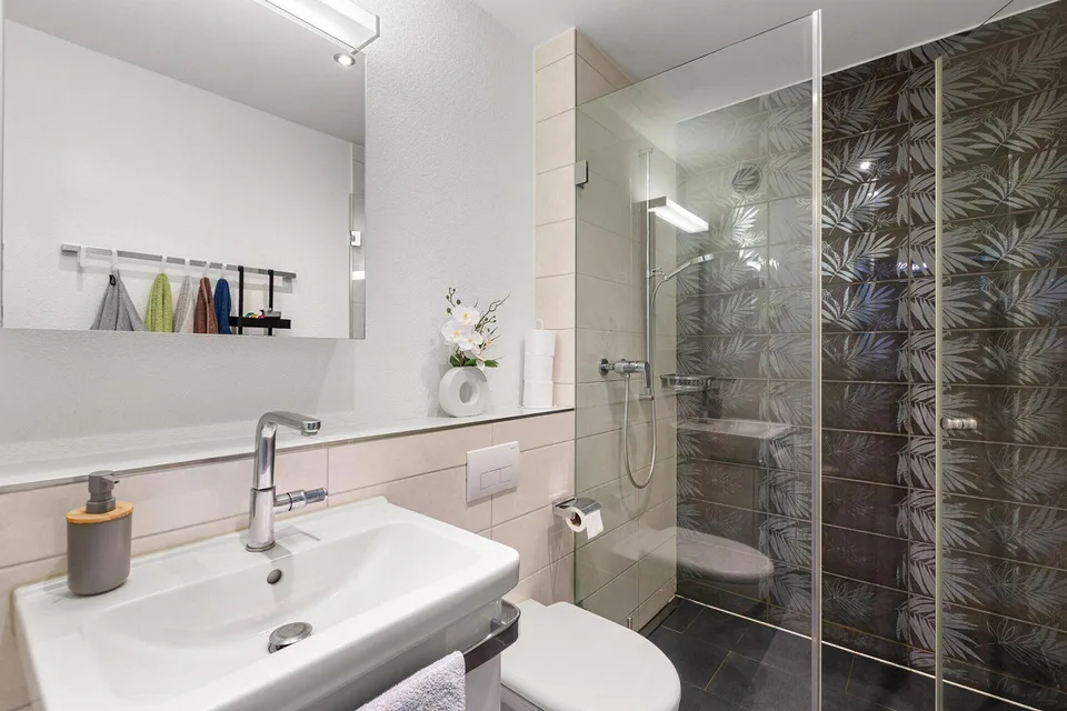 Wohnen mit Freiraum: Modern, 4.5 Zimmer und zwei Aussenbereiche – Foto 8 von 10