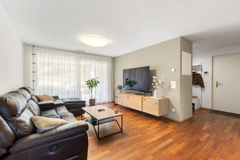 Wohnen mit Freiraum: Modern, 4.5 Zimmer und zwei Aussenbereiche – Foto 3 von 10