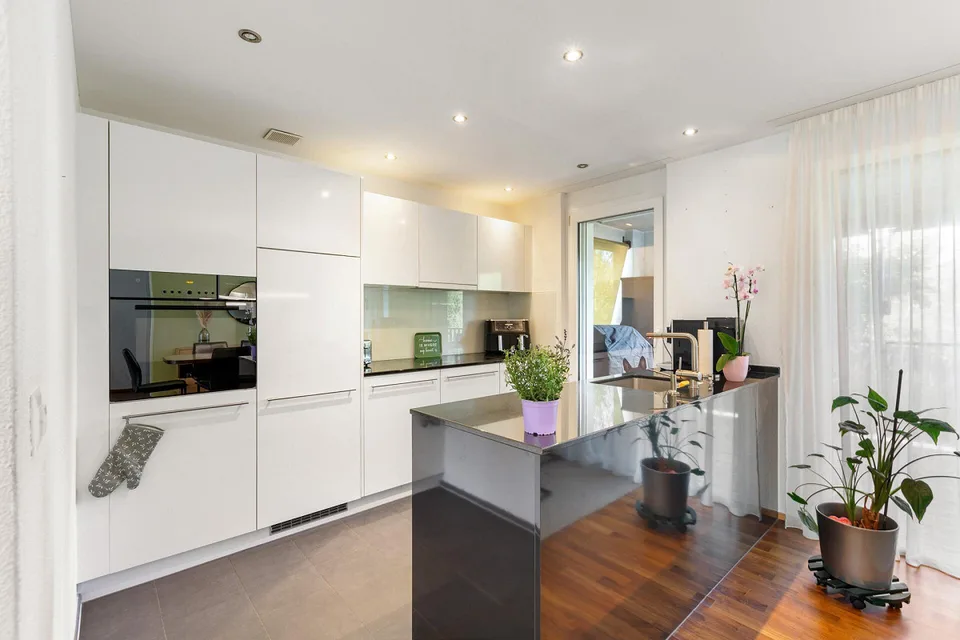 Wohnen mit Freiraum: Modern, 4.5 Zimmer und zwei Aussenbereiche – Foto 2 von 10