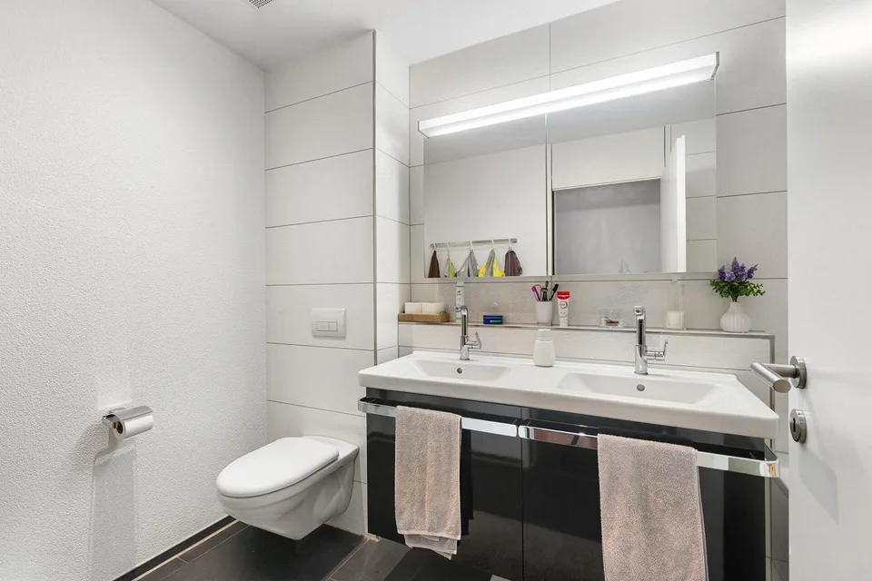 Wohnen mit Freiraum: Modern, 4.5 Zimmer und zwei Aussenbereiche – Foto 7 von 10