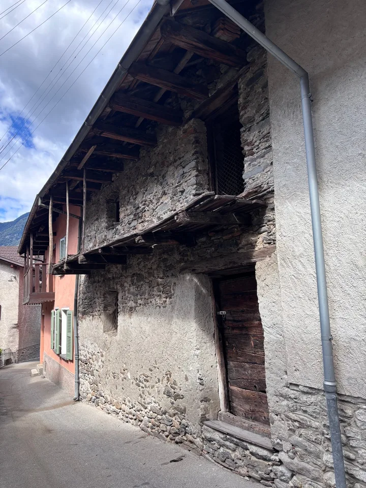 Antica stalla da ristrutturare con ampi spazi e potenziale abitativo – foto 3 di 5