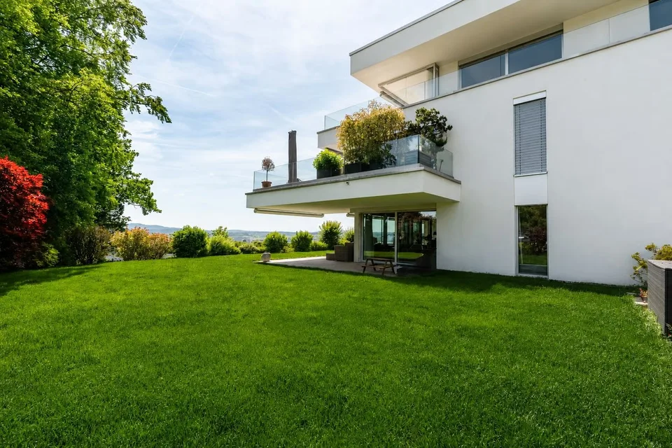 Grosszügige Gartenwohnung mit viel Privatsphäre und Weitsicht – Foto 12 von 14