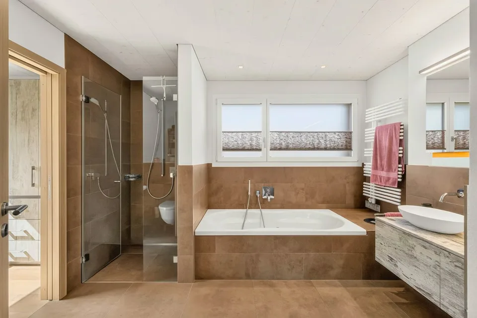 Dreamlike 6.5-room single-family house with a separate apartment in a privileged riverside location – photo 11 of 17