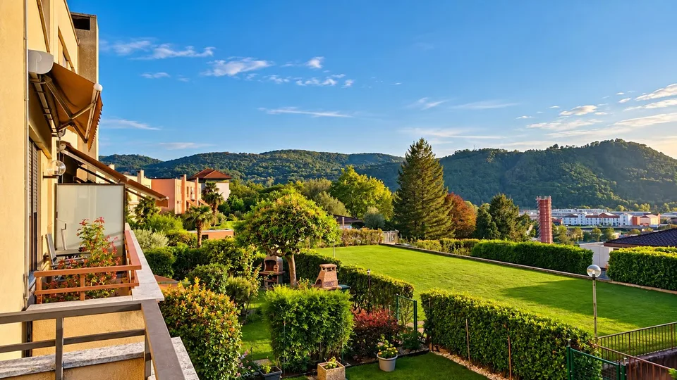 Eckvilla mit Garten, Gemeinschaftspool – Foto 3 von 17