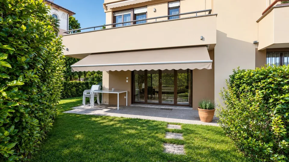 Eckvilla mit Garten, Gemeinschaftspool – Foto 2 von 17