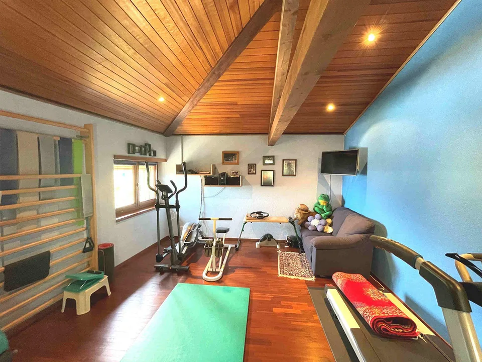 Maison spacieuse sur la colline avec vue panoramique, grand terrain et rustique en pierre – photo 14 sur 21