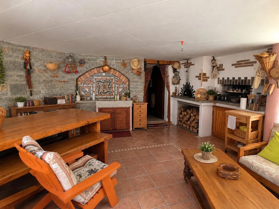 Maison spacieuse sur la colline avec vue panoramique, grand terrain et rustique en pierre – photo 17 sur 21