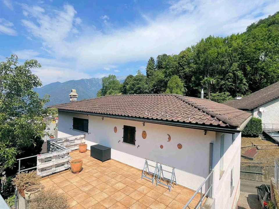 Maison spacieuse sur la colline avec vue panoramique, grand terrain et rustique en pierre – photo 16 sur 21