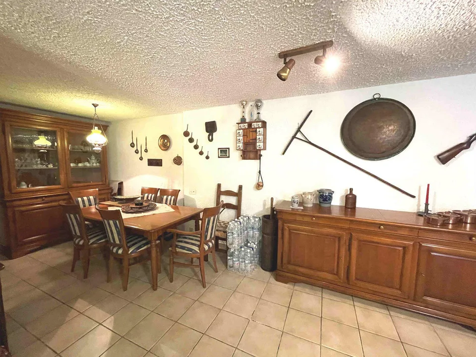 Maison spacieuse sur la colline avec vue panoramique, grand terrain et rustique en pierre – photo 20 sur 21