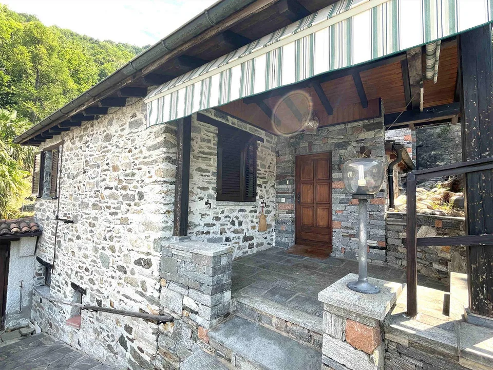 Maison spacieuse sur la colline avec vue panoramique, grand terrain et rustique en pierre – photo 19 sur 21