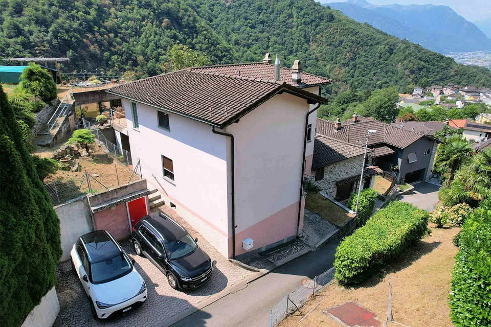 Maison spacieuse sur la colline avec vue panoramique, grand terrain et rustique en pierre – photo 4 sur 21