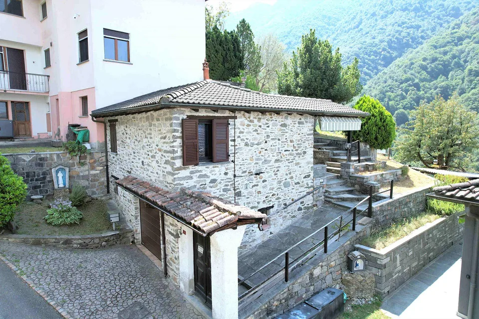 Maison spacieuse sur la colline avec vue panoramique, grand terrain et rustique en pierre – photo 5 sur 21