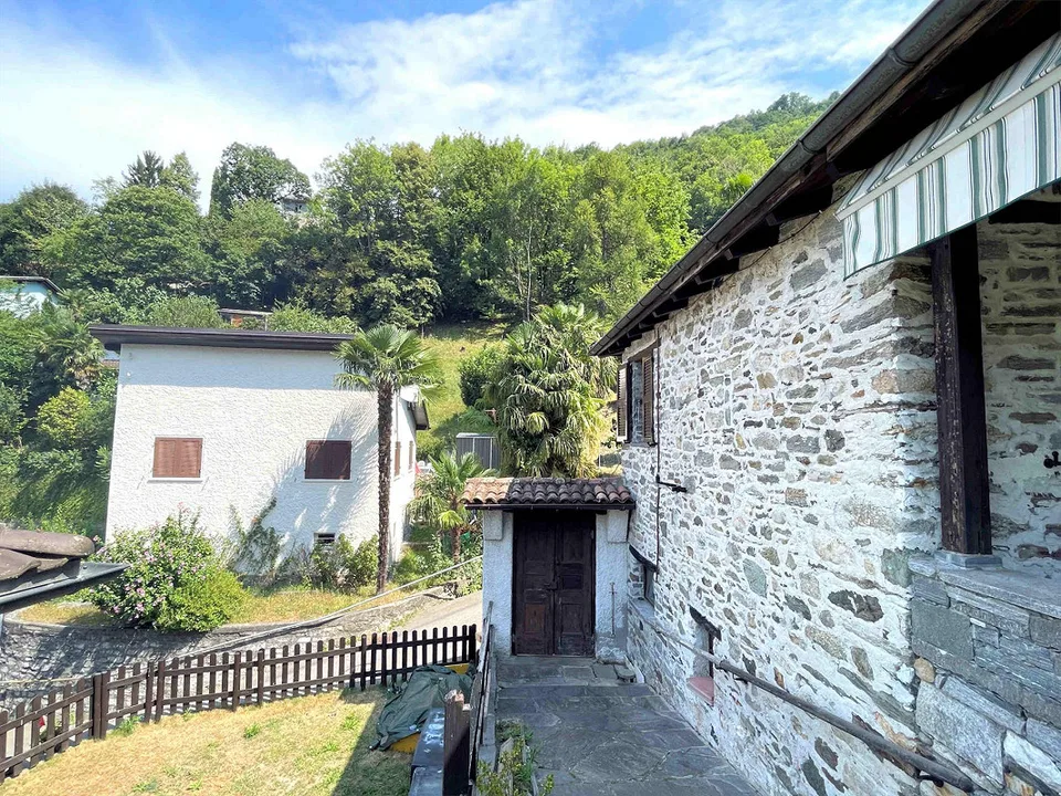 Maison spacieuse sur la colline avec vue panoramique, grand terrain et rustique en pierre – photo 18 sur 21