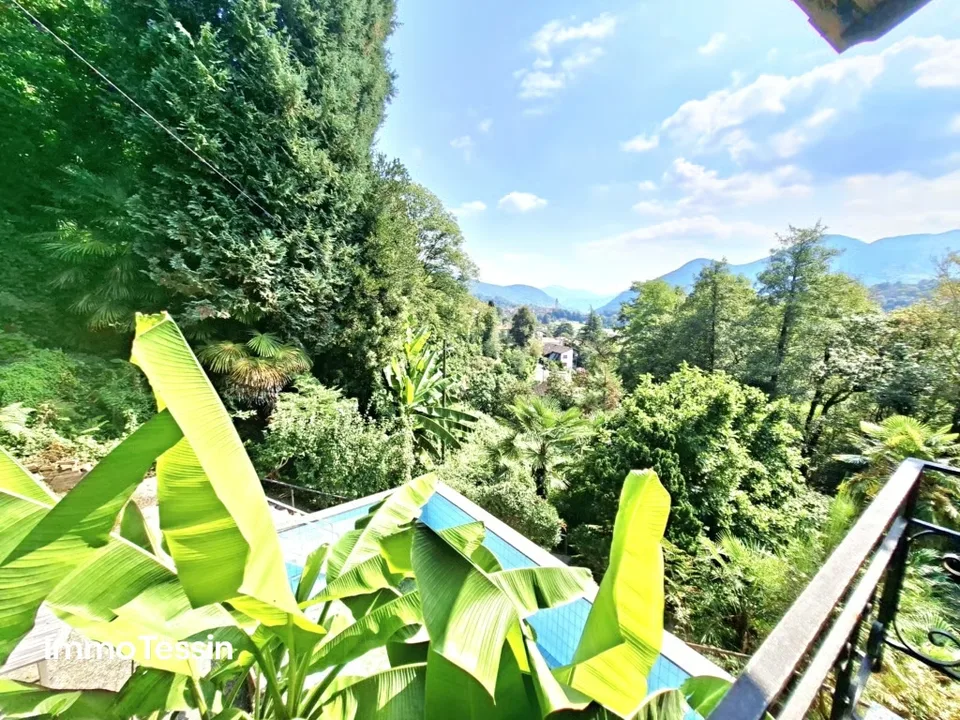 Wohnen inmitten der Natur mit traumhafter Aussicht in die Tessiner Bergwelt und Aussenpool – Foto 2 von 13